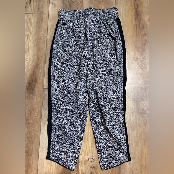 🖤 Lululemon For Love Crop 🖤 - Picture 2 of 7